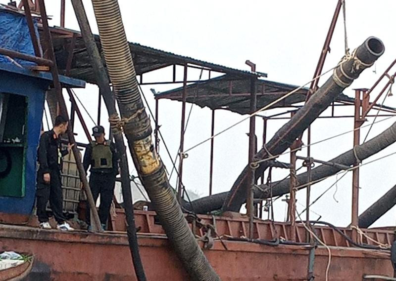 Hơn chục tàu vi phạm bị lực lượng chức năng bắt giữ Hơn chục tàu vi phạm bị lực lượng chức năng bắt giữ