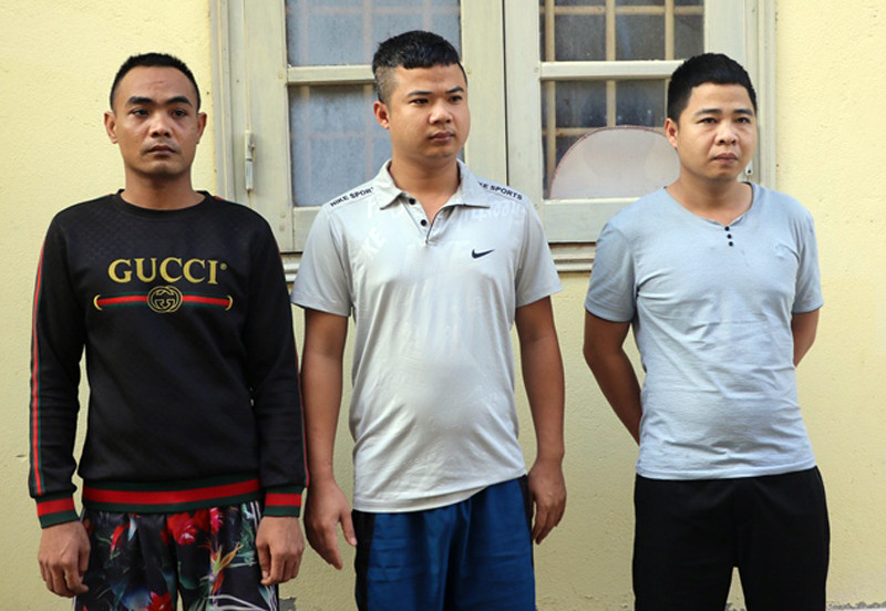 Kỷ (thứ ba từ trái sang) và đồng bọn