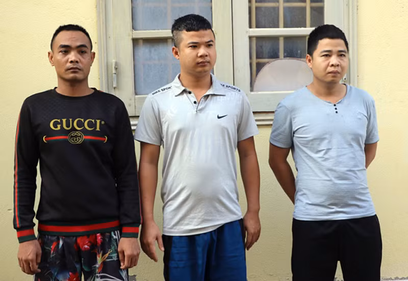 Kỷ (thứ ba từ trái sang) và đồng bọn