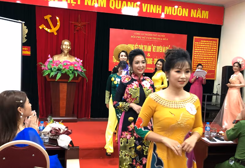 Các thí sinh tham gia cuộc thị "Nét duyên áo dài" do HPN Cụm thi đua số 2 CATP Hà Nội tổ chức