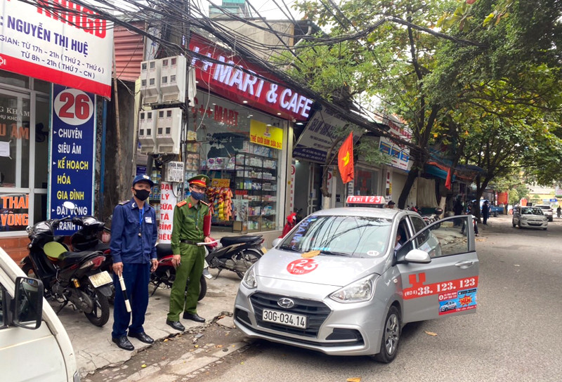 Lực lượng CAP Ngọc Khánh kiên quyết xử lý những trường hợp cố tình vi phạm tại các cổng bệnh viện