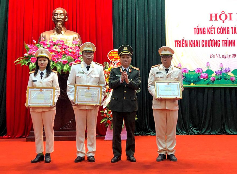 Thiếu tướng Đoàn Ngọc Hùng trao Bằng khen của Thủ tướng Chính phủ cho tập thể, cá nhân có thành tích xuất sắc trong năm 2020 Thiếu tướng Đoàn Ngọc Hùng trao Bằng khen của Thủ tướng Chính phủ cho tập thể, cá nhân có thành tích xuất sắc trong năm 2020