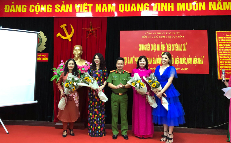 Đại tá Trần Anh Tuấn tặng hoa Ban Giám khảo