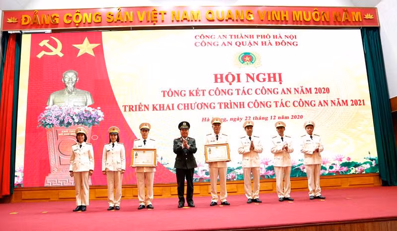 Thiếu tướng Đoàn Ngọc Hùng trao Huân chương Bảo vệ Tổ quốc hạng Nhì và hạng Ba của Chủ tịch nước cho tập thể Đội Cảnh sát ĐTTP về TTXH và Đội Tổng hợp CAQ Hà Đông