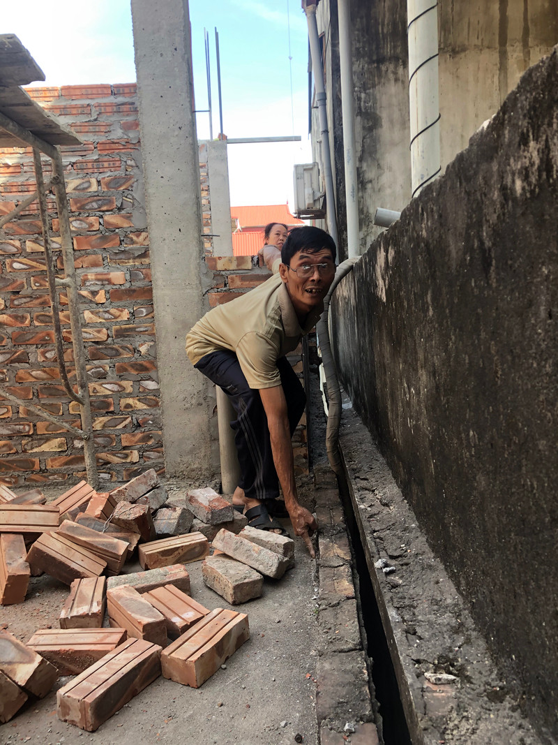 Ông Trần Thanh Dũng cho biết sẵn sàng cắt bỏ phần gờ tường (chỗ ông Dũng chỉ tay-PV) nhưng cần có biên bản cam kết giữa các bên Ông Trần Thanh Dũng cho biết sẵn sàng cắt bỏ phần gờ tường (chỗ ông Dũng chỉ tay-PV) nhưng cần có biên bản cam kết giữa các bên