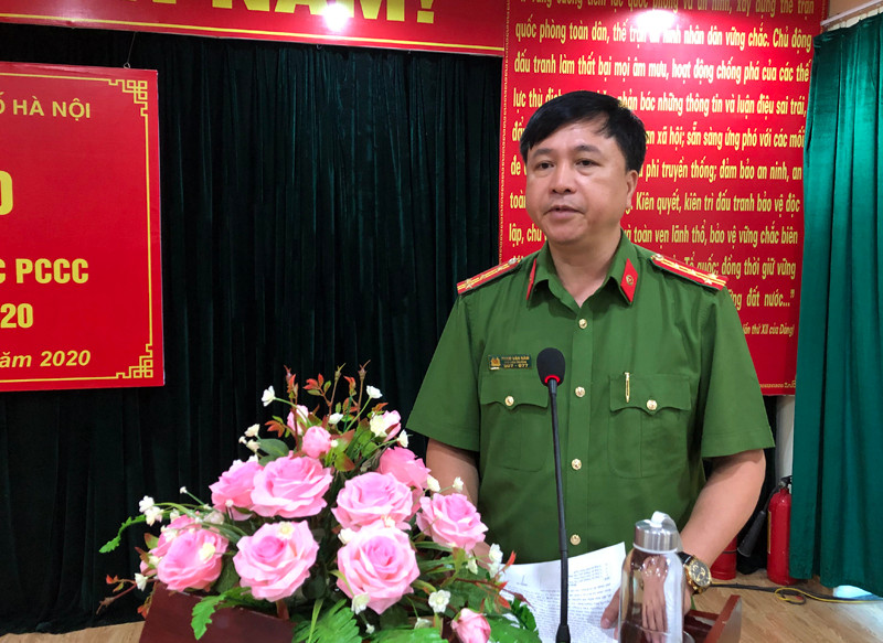 Đại tá, TS. Phạm Văn Năm, Phó Hiệu trưởng trường Đại học PCCC phát biểu tại lễ Bế giảng lớp LT8D