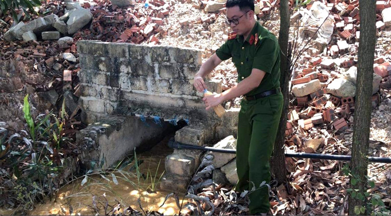 Lực lượng Phòng Cảnh sát môi trường Công an tỉnh Quảng Ninh lấy mẫu nước xả thải tại một công ty sản xuất giấy, bột giấy phục vụ công tác giám định