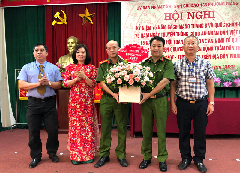 Lãnh đạo Đảng ủy, UBND phường Giảng Võ tặng hoa, chúc mừng CAP Giảng Võ nhân dịp Kỷ niệm 75 năm Ngày truyền thống CAND (19-8-145/ 19-8-2020) Lãnh đạo Đảng ủy, UBND phường Giảng Võ tặng hoa, chúc mừng CAP Giảng Võ nhân dịp Kỷ niệm 75 năm Ngày truyền thống CAND (19-8-145/ 19-8-2020)