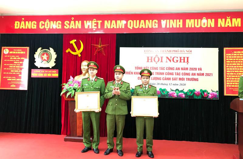 Đại tá Nguyễn Thanh Tùng trao Bằng khen của Thủ tướng Chính phủ cho tập thể cá nhân có thành tích xuất sắc trong năm 2020 Đại tá Nguyễn Thanh Tùng trao Bằng khen của Thủ tướng Chính phủ cho tập thể cá nhân có thành tích xuất sắc trong năm 2020