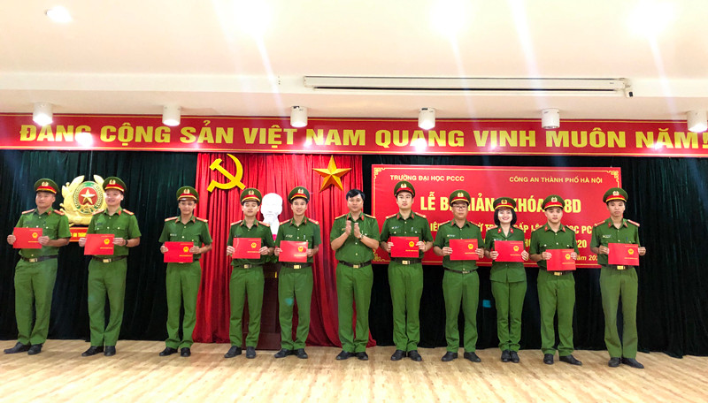 Đại tá, TS. Phạm Văn Năm, Phó Hiệu trưởng trường Đại học PCCC trao Bằng tốt nghiệp cho một số học viên