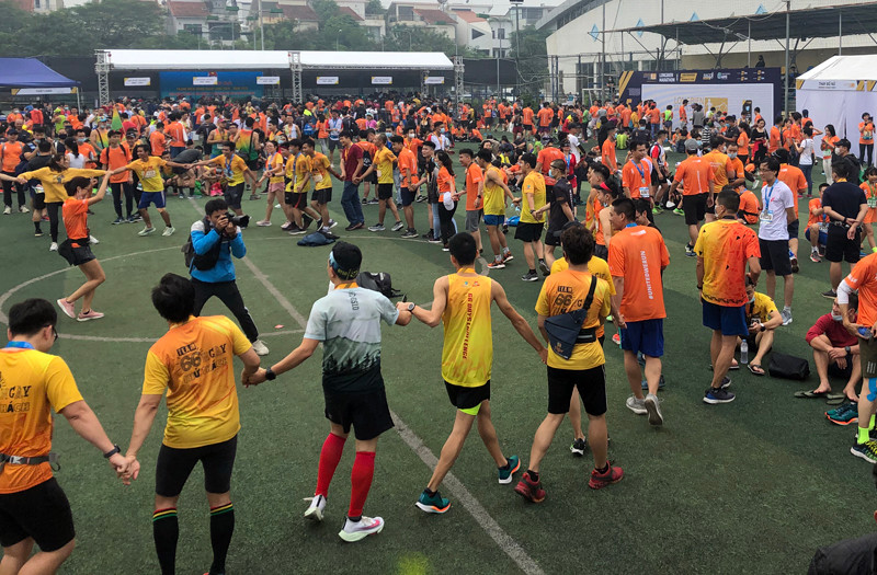 Các VĐV ăn mừng sau khi kết thúc đường đua