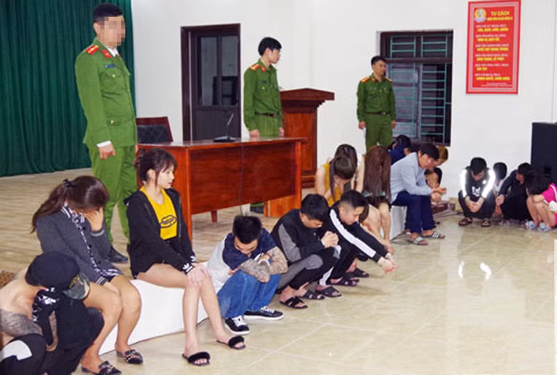 Công an TP Phủ Lý kiểm tra, phát hiện và bắt quả tang hàng chục đối tượng tổ chức sử dụng trái phép chất ma túy, đánh bạc và mua bán dâm tại khách sạn Minh Thái vào rạng sáng 8-11