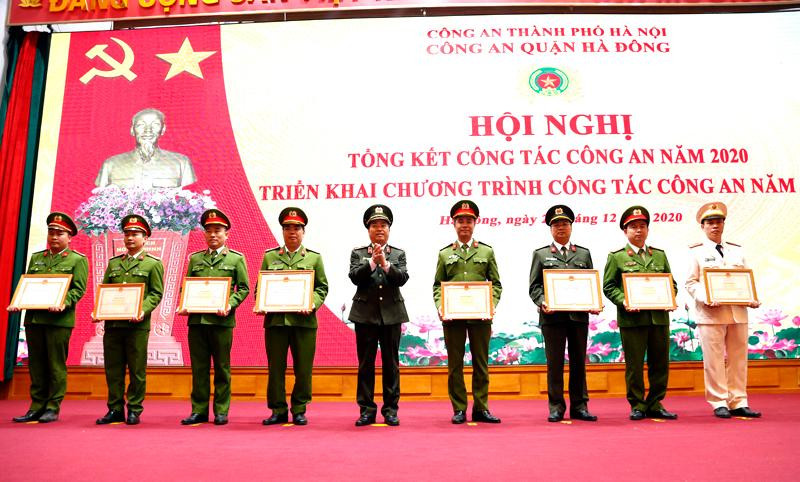 Thiếu tướng Đoàn Ngọc Hùng trao Bằng khen của Bộ trưởng Bộ Công an cho các tập thể và cá nhân của CAQ Hà Đông