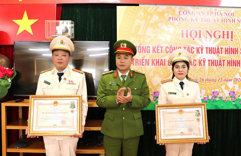 Đại tá Nguyễn Thanh Tùng trao Huân chương Hạng Nhì và Hạng Ba của Chủ tịch nước cho 2 tập thể của Phòng KTHS đã có thành tích xuất sắc trong năm 2020 Đại tá Nguyễn Thanh Tùng trao Huân chương Hạng Nhì và Hạng Ba của Chủ tịch nước cho 2 tập thể của Phòng KTHS đã có thành tích xuất sắc trong năm 2020