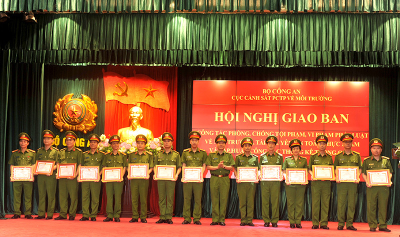 Thiếu tướng Trần Minh Lệ trao Giấy khen cho các tập thể có thành tích xuất sắc