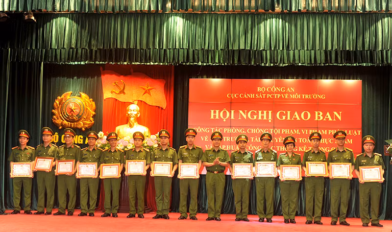 Thiếu tướng Trần Minh Lệ trao Giấy khen cho các tập thể có thành tích xuất sắc