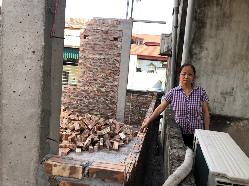 Bà Lan cho rằng công trình nhà ông Dũng xây dựng lấn sang diện tích đất của gia đình mình Bà Lan cho rằng công trình nhà ông Dũng xây dựng lấn sang diện tích đất của gia đình mình