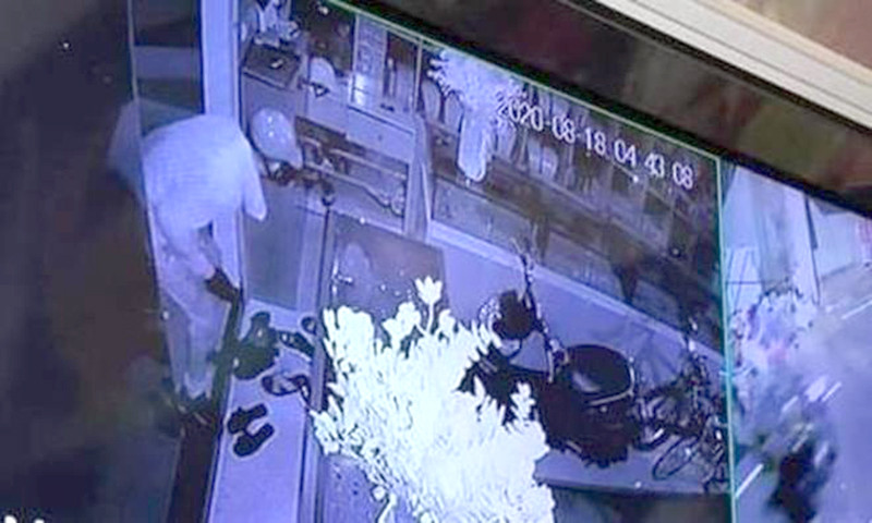 Hình ảnh camera an ninh ghi lại tên trộm vào trong ngôi nhà rồi lấy vàng Hình ảnh camera an ninh ghi lại tên trộm vào trong ngôi nhà rồi lấy vàng