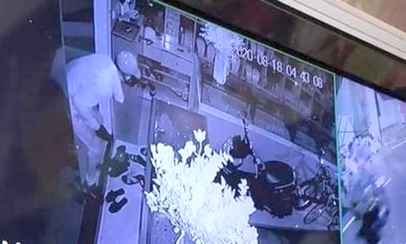 Hình ảnh camera an ninh ghi lại tên trộm vào trong ngôi nhà rồi lấy vàng