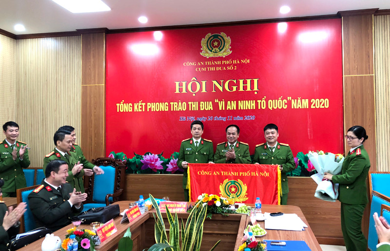 Đồng chí Phó Giám đốc CATP trao Cờ cho Cụm trưởng Cụm thị đua số 2 năm 2021 Đồng chí Phó Giám đốc CATP trao Cờ cho Cụm trưởng Cụm thị đua số 2 năm 2021