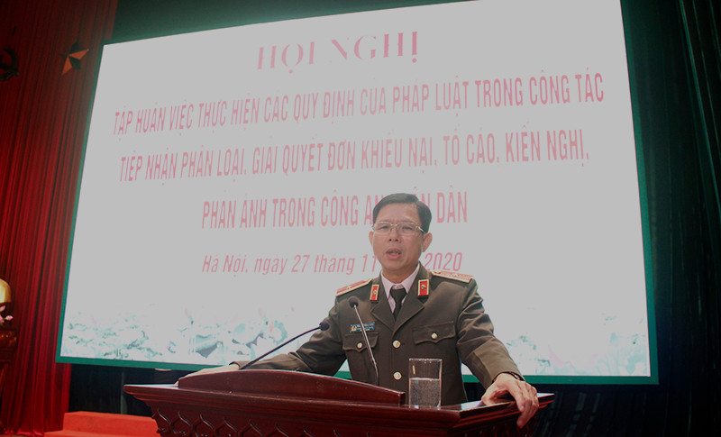 Thiếu tướng, Báo cáo viên Nguyễn Ngọc Hiếu, Phó Chánh Thanh tra Bộ Công an trình bày một số nội dung tại hội nghị