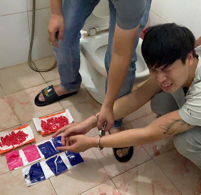 Đối tượng Tùng và vật chứng thu giữ tại hiện trường