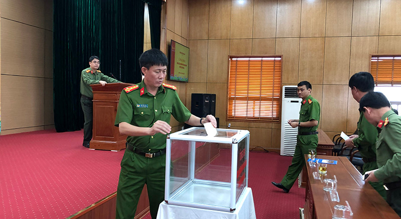 Ban chỉ huy Công an quận Long Biên tiến hành quyên góp, ủng hộ