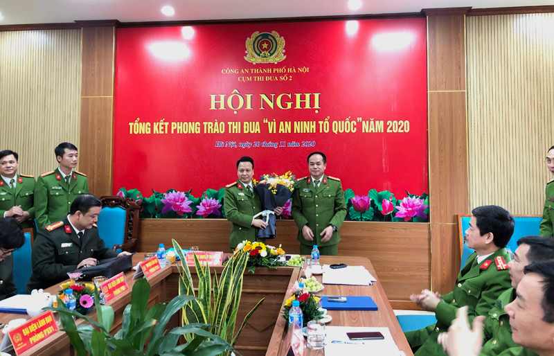 Đồng chí Phó Giám đốc CATP tặng hoa cho Cụm trưởng Cụm thi đua số 2 năm 2020 Đồng chí Phó Giám đốc CATP tặng hoa cho Cụm trưởng Cụm thi đua số 2 năm 2020