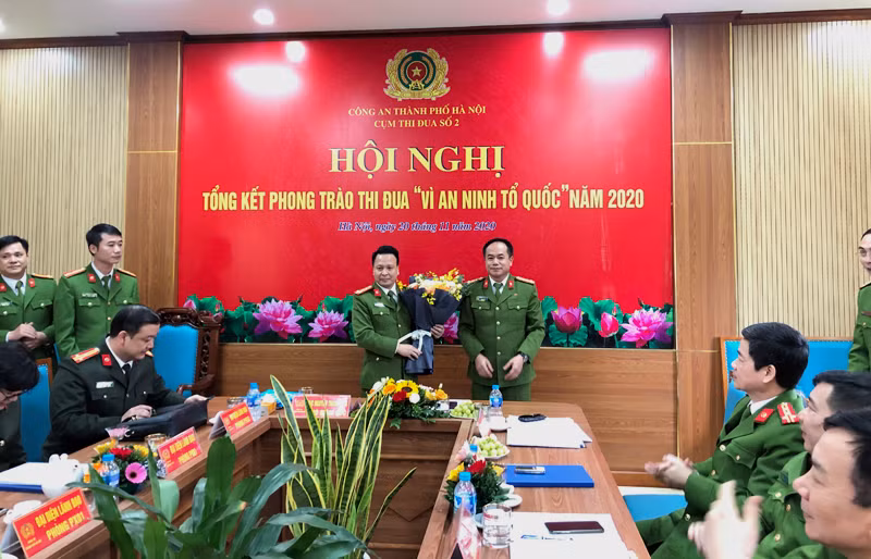 Đồng chí Phó Giám đốc CATP tặng hoa cho Cụm trưởng Cụm thi đua số 2 năm 2020