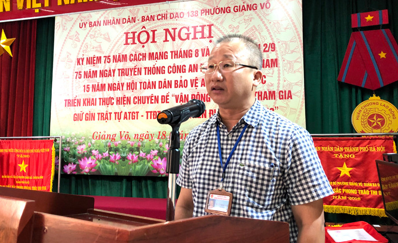 Ông Nguyễn Ngọc Chiến - Chủ tịch UBND phường Giảng Võ phát biểu tại hội nghị Ông Nguyễn Ngọc Chiến - Chủ tịch UBND phường Giảng Võ phát biểu tại hội nghị