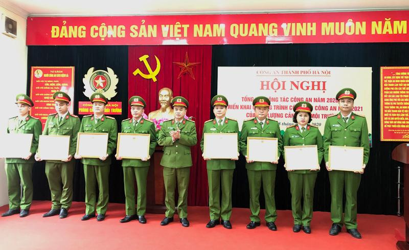 Đại tá Nguyễn Thanh Tùng trao Bằng khen của Bộ trưởng Bộ Công an cho các tập thể, cá nhân có thành tích xuất sắc trong năm 2020 Đại tá Nguyễn Thanh Tùng trao Bằng khen của Bộ trưởng Bộ Công an cho các tập thể, cá nhân có thành tích xuất sắc trong năm 2020