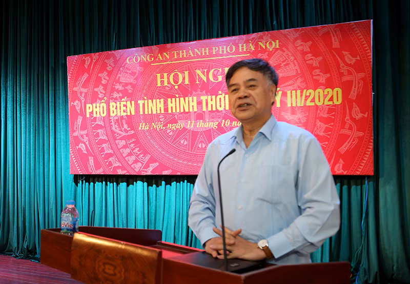 PGS, TS. Nguyễn Viết Thông, Tổng Thư ký Hội đồng Lý luận Trung ương báo cáo viên tại hội nghị