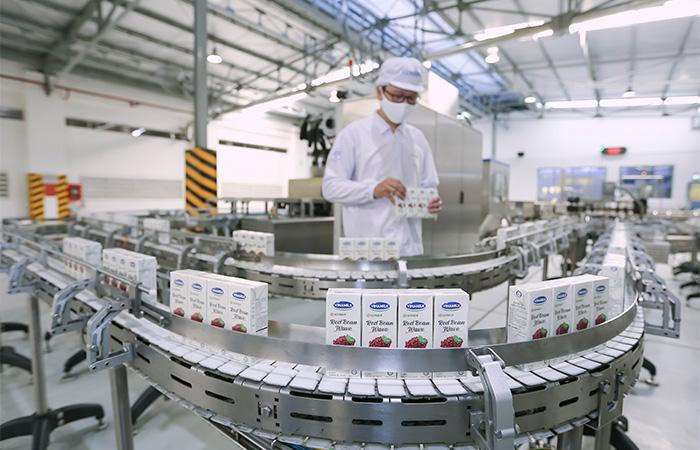 Vinamilk luôn đảm bảo điều kiện làm việc ổn định và an toàn cho người lao động trong đại dịch Vinamilk luôn đảm bảo điều kiện làm việc ổn định và an toàn cho người lao động trong đại dịch