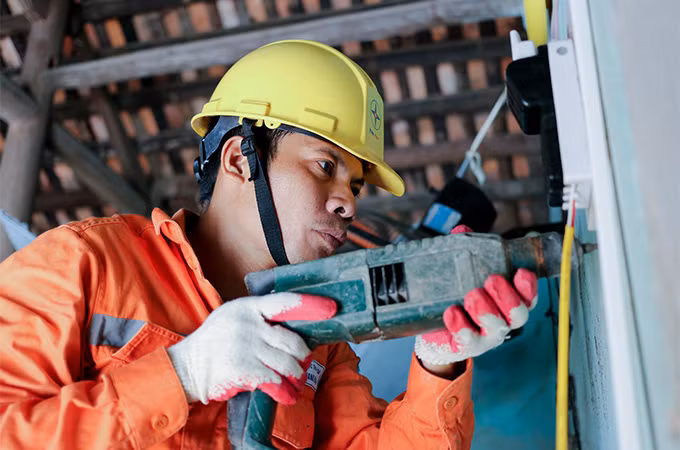 Công nhân EVNHANOI đang sửa chữa hệ thống điện trong gia đình chị Tuyên