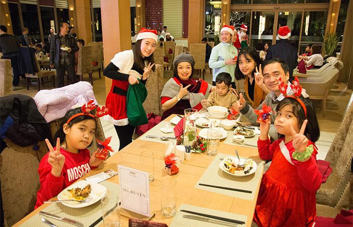 Một kỳ nghỉ lễ cuối năm đúng nghĩa là khi gia đình, bạn bè thân thiết được quây quần bên nhau, cùng chia sẻ niềm vui và những món ăn yêu thích.