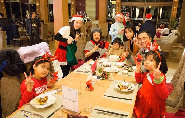 Một kỳ nghỉ lễ cuối năm đúng nghĩa là khi gia đình, bạn bè thân thiết được quây quần bên nhau, cùng chia sẻ niềm vui và những món ăn yêu thích.