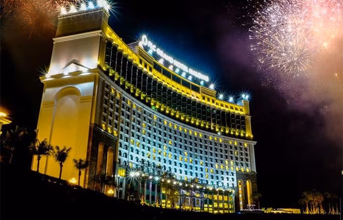 FLC Hạ Long là địa điểm đắc địa để chiêm ngưỡng pháo hoa từ đỉnh đồi trung tâm ở độ cao 100m