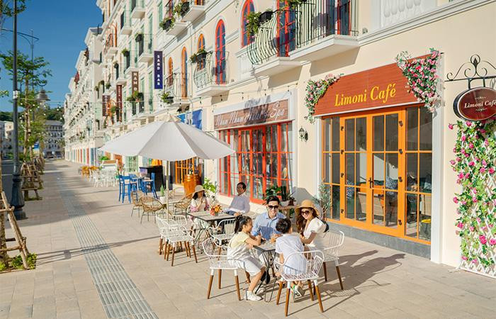 Mỗi căn shophouse từ 3-5 tầng, với 2-3 mặt tiền thoáng rộng phù hợp kinh doanh dịch vụ lưu trú, nhà hàng, spa,… Mỗi căn shophouse từ 3-5 tầng, với 2-3 mặt tiền thoáng rộng phù hợp kinh doanh dịch vụ lưu trú, nhà hàng, spa,…