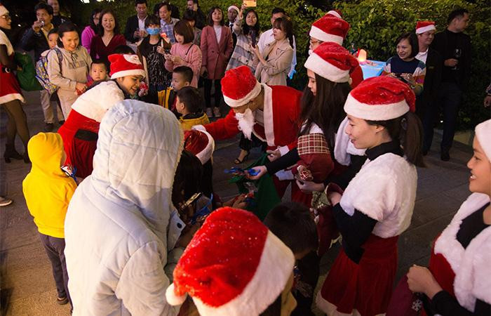 Du khách háo hức khi được nhận quà của ông già Noel.
