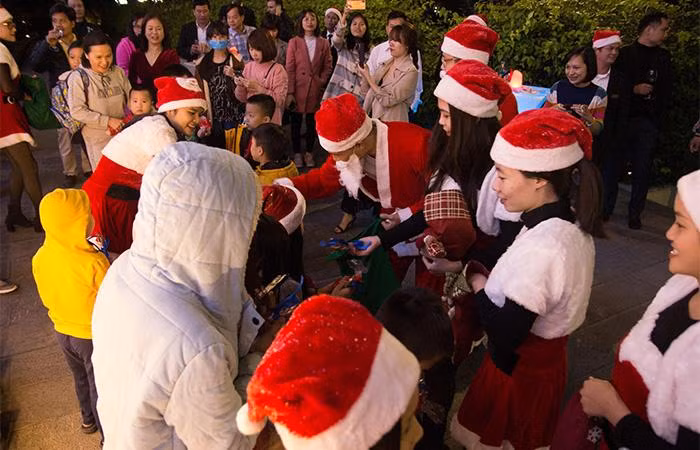 Du khách háo hức khi được nhận quà của ông già Noel.