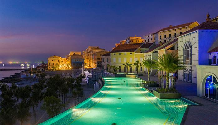 Khu vực bể bơi Central Village nơi diễn ra Tiệc mừng năm mới mở màn đêm đại tiệc của thần Ánh sáng Khu vực bể bơi Central Village nơi diễn ra Tiệc mừng năm mới mở màn đêm đại tiệc của thần Ánh sáng