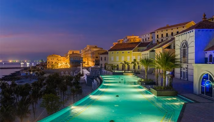 Khu vực bể bơi Central Village nơi diễn ra Tiệc mừng năm mới mở màn đêm đại tiệc của thần Ánh sáng