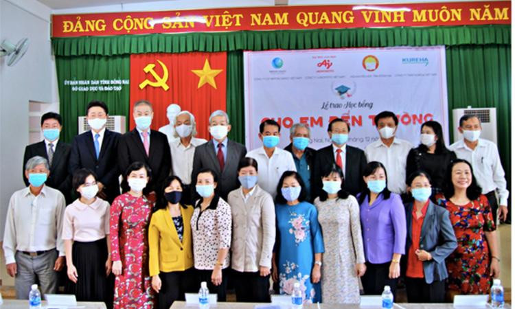 Lãnh đạo các cơ quan, ban ngành Đồng Nai cùng các doanh nghiệp tại lễ trao học bổng.