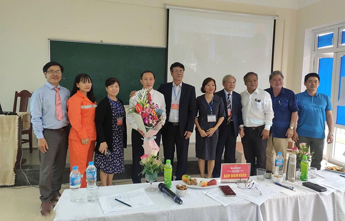 Đội thi EVNHANOI chụp ảnh lưu niệm cùng ban giám khảo