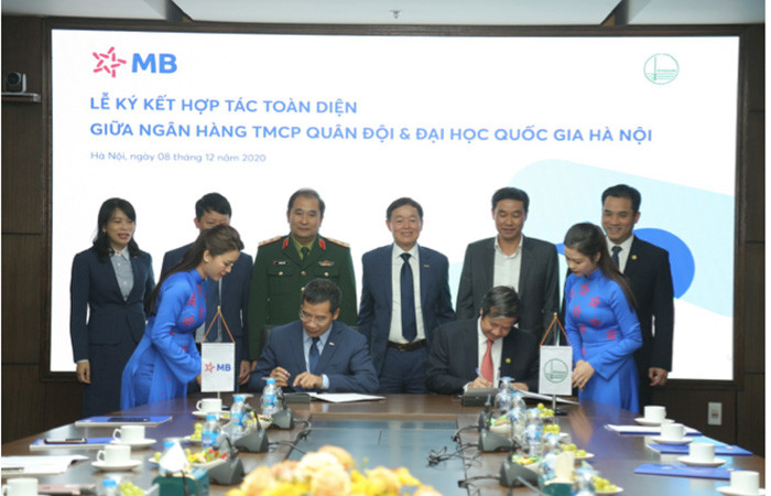 Đại diện MB và Đại học Quốc gia Hà Nội ký kết hợp tác toàn diện