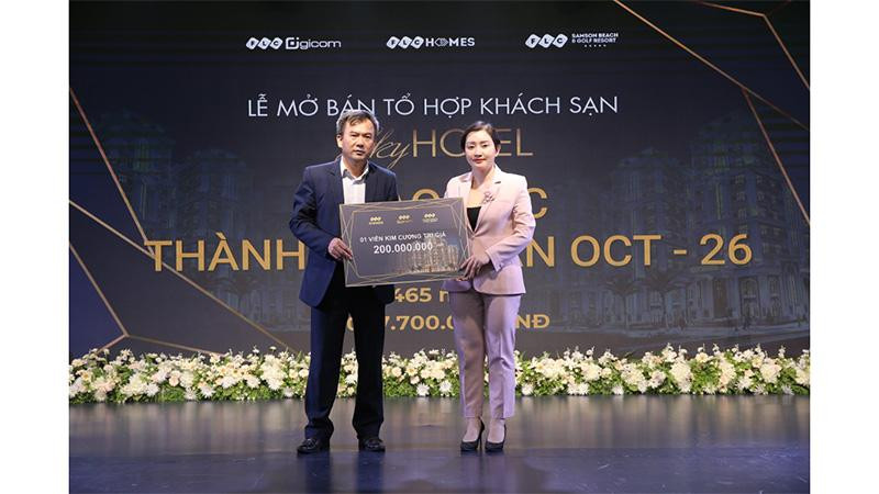 Ông Đỗ Viết Dực là 1 trong 3 khách hàng đặt cọc đầu tiên, nhận quà tặng kim cương trị giá 200 triệu đồng ngay tại sự kiện