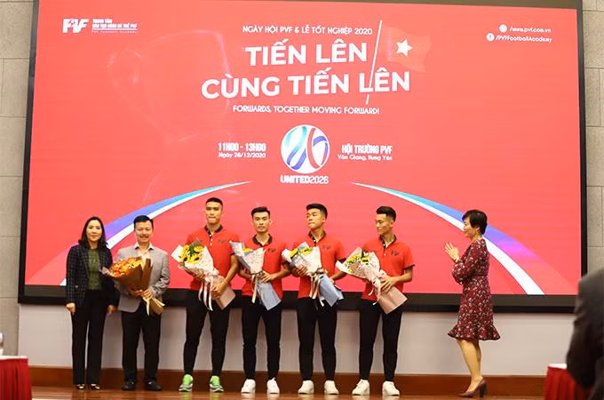 Bà Phan Thu Hương, Tổng Giám đốc PVF (ngoài cùng bên phải) và bà Nguyễn Thị Mỹ Dung, Phó Tổng Giám đốc PVF (ngoài cùng bên trái) bàn giao cầu thủ cho CLB bóng đá Sài Gòn.