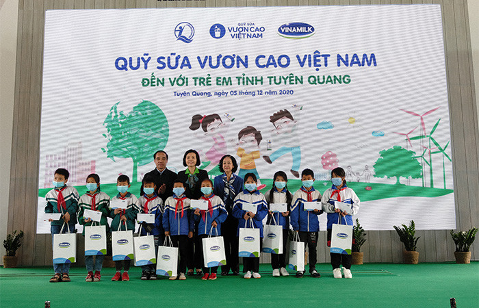 Bà Trương Thị Mai - Trưởng Ban Dân vận Trung ương và các đại biểu trao học bổng cho các em học sinh xuất sắc, có hoàn cảnh khó khăn tại Tuyên Quang