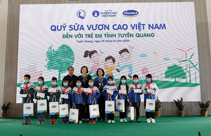 Bà Trương Thị Mai - Trưởng Ban Dân vận Trung ương và các đại biểu trao học bổng cho các em học sinh xuất sắc, có hoàn cảnh khó khăn tại Tuyên Quang