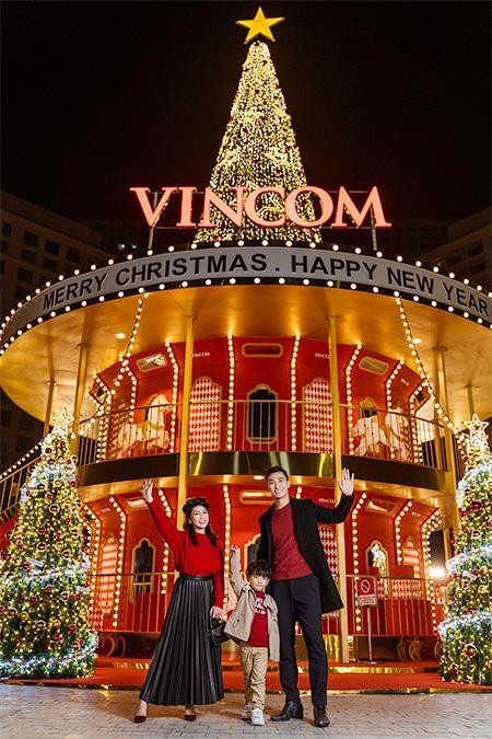 Vòng quay ngựa gỗ khổng lồ cũng mang đến nhiều góc check-in xinh xắn dành cho cả gia đình Vòng quay ngựa gỗ khổng lồ cũng mang đến nhiều góc check-in xinh xắn dành cho cả gia đình